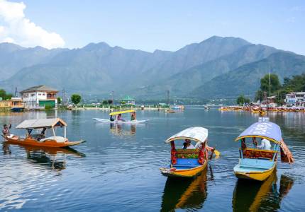 Jammu & Kashmir Beauty Trail: Lakes, Temples & Meadows